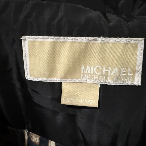 Michael Kors' quilted anorak coat, clever zip-out hood hidden, wing collar. - Picture 8 of 11